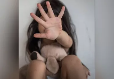Mãe e padrasto são presos após menina de 8 anos denunciar estupro. O caso foi exposto em Barra do Garças
